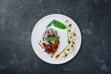 Teriyaki tavuk pilav ve yeşil bezelye ile.