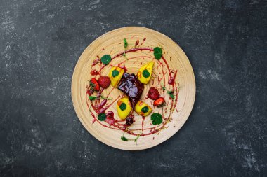 Ördek Confit Haşlanmış armut ile.