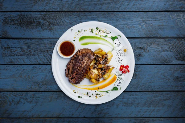 Pferdefleischsteak mit Kartoffeln und Champignons. — Stockfoto