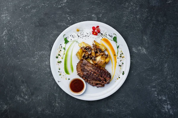 Pferdefleischsteak mit Kartoffeln und Champignons. — Stockfoto