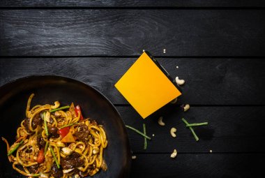 Udon heyecan fry erişte ile et ya da tavuk ve sebze wok tavada. Erişte ile bir kutu
