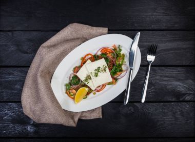 Taze salata domates, beyaz peynir, zeytin ve limon sosu ile.