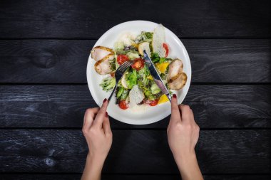 Izgara tavuk göğsü salatası, domates ve buzdağı salatası.