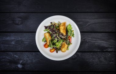 Kırıntıları marul ve susam ile de somon salatası.