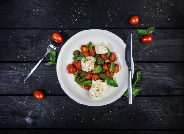 Izgara domates, pesto sos ve fesleğen ile mozzarella.