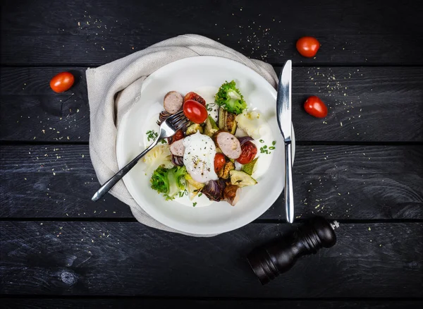 Ensalada de verduras a la parrilla con salchichas y huevo escalfado . — Foto de Stock