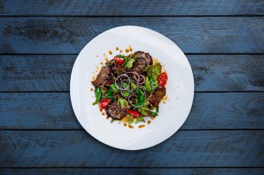 Bahar at eti, susam ve marul salatası