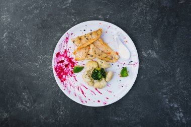 Fried pike-levrek karnabahar ve brokoli ile.