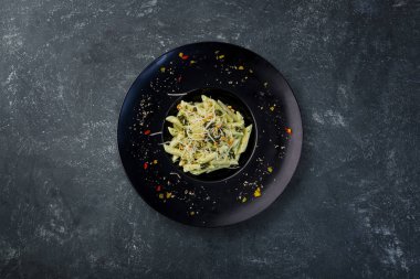 Fesleğenli pesto makarna.