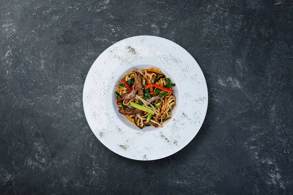 Kızarmış noodle Dana eti ve sebze ile karıştırın.