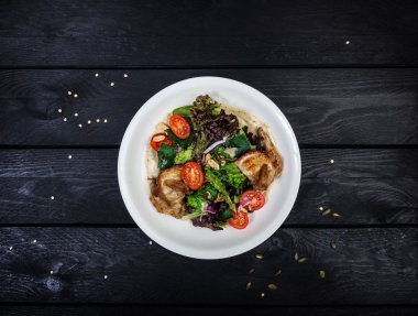 Kızarmış bıldırcın domatesli ve marul salatası.