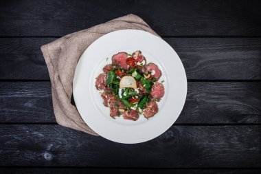 Dana süt sos ve ıspanak salatası