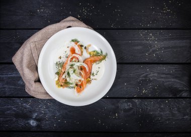 Rezene ve elma ile hafifçe tuzlanmış somon