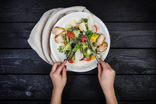 Izgara tavuk göğsü salatası, domates ve buzdağı salatası.