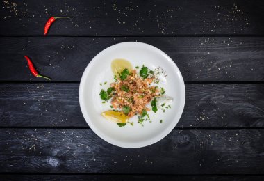 Beyaz tabakta Somon tartar.