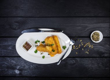 Peynirli çubuk beyaz tabakta sos ile.