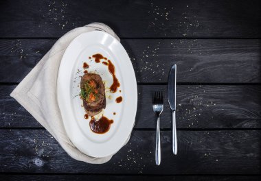 Sığır dili kereviz kök sosu ve domates ile.