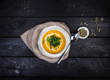 Jusai ve kızarmış Salantro kabak çorbası.