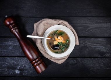 Deniz ürünleri karides ve Midye çorbası.