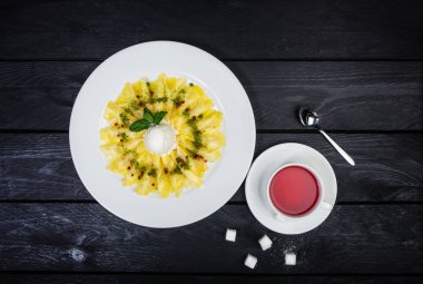 Carpaccio ananas vanilyalı dondurma ile. Tatlı.