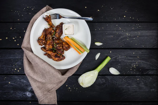 Chicken Wings mit Gemüse und Käsesauce. — Stockfoto