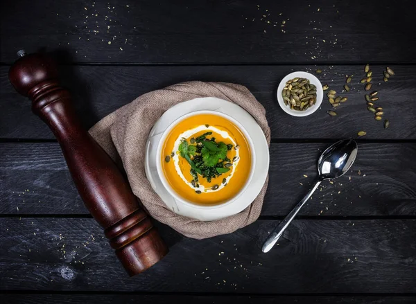 Supă de dovleac cu jusai și cilantro prăjit . — Fotografie, imagine de stoc