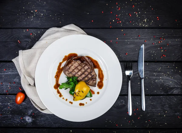 Kalv entrecôte med grillade grönsaker. — Stockfoto