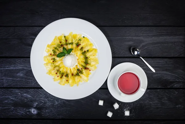 Carpaccio ananas vanilyalı dondurma ile. Tatlı.