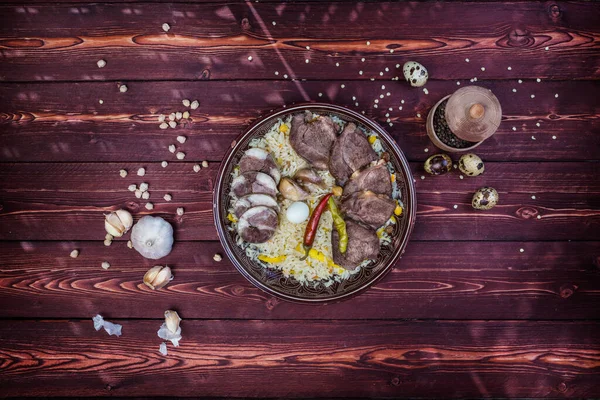 Das Konzept der orientalischen Küche. Usbekische Pilaf mit Fleisch. Draufsicht mit Zutaten, Kopierraum. — Stockfoto