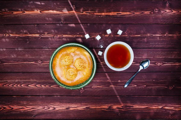 Παραδοσιακό ψωμί tandyr σε πιάτο με τσάι σε ξύλινο φόντο με χώρο για κείμενο. Άνω όψη Royalty Free Φωτογραφίες Αρχείου