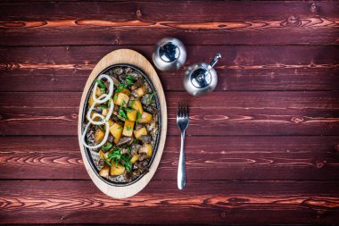 Kuurdak - Orta Asya 'da geleneksel et yemeği. Kızartma tavasında servis ediliyor. Üst görünüm