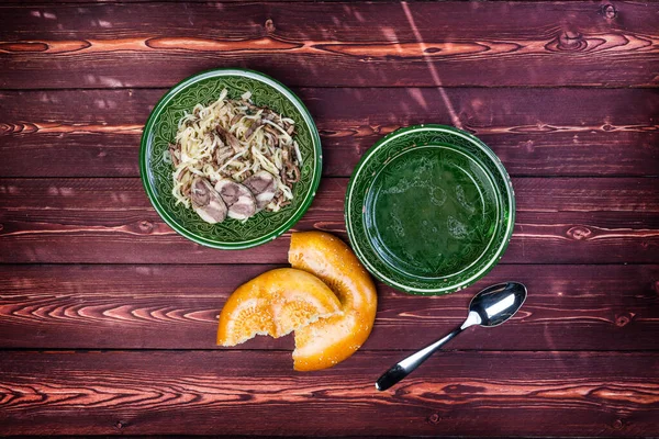 Naryn con brodo e pane tandyr. Da carne di cavallo o agnello e tagliatelle. Cucina uzbeka — Foto Stock