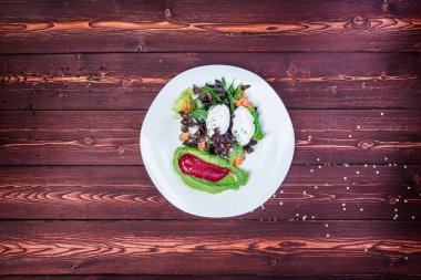 Somonlu salata ve ahşap arka planda yumurta pulluğu. Üst görünüm