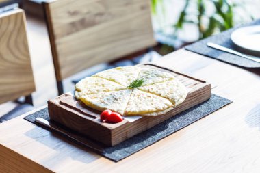 İlahi, peynirli ve patatesli tortilla hamuru, kesme tahtasında.