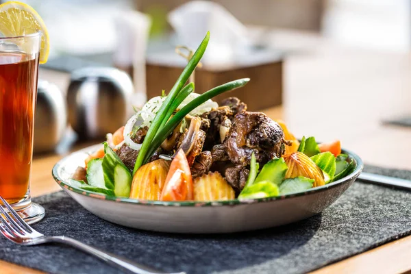 Kazan kebabı ve bir fincan çay.