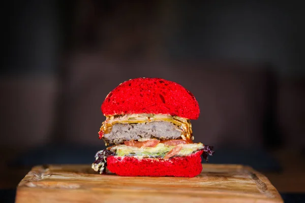 Red velvet Burger cutaway on a wooden board — Stock Photo, Image