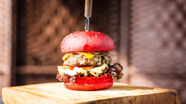 Κόκκινο βελούδο Burger σε μια ξύλινη σανίδα Royalty Free Φωτογραφίες Αρχείου