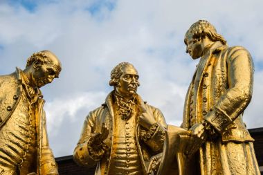 Matthew Boulton, James Watt ve William bronz heykeli yaldızlı 