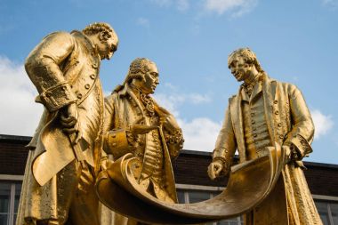 Matthew Boulton, James Watt ve William bronz heykeli yaldızlı 