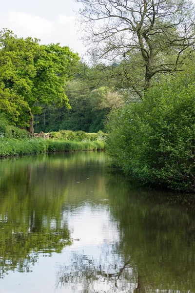 Canal Caldon em um dia quente de primavera, Staffordshire — Fotografia de Stock