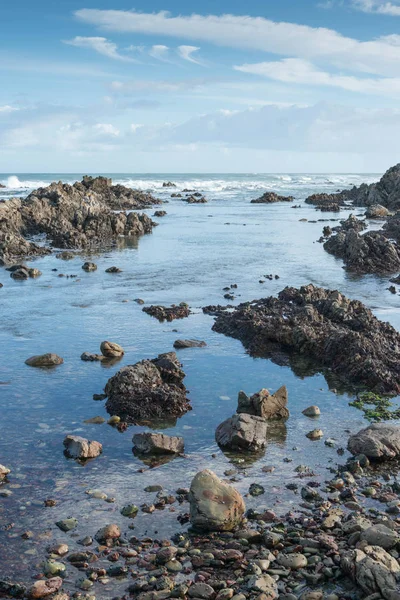 Piscina de marea tranquila en una playa rocosa en Sudáfrica —  Fotos de Stock