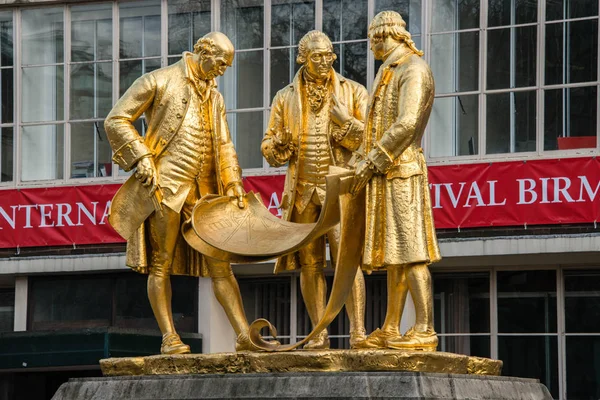 Позолоченная бронзовая статуя Мэтью Болтона, Джеймса Уотта и Уильяма — стоковое фото