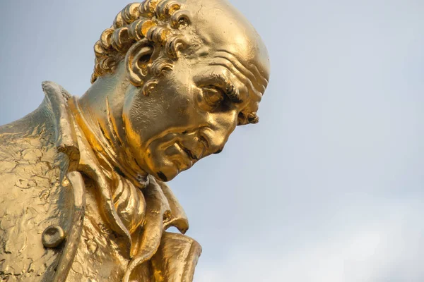 Gilded bronze statue of Matthew Boulton, James Watt and William — Stock Photo, Image