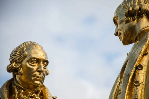Gilded bronze statue of Matthew Boulton, James Watt and William — Stock Photo, Image