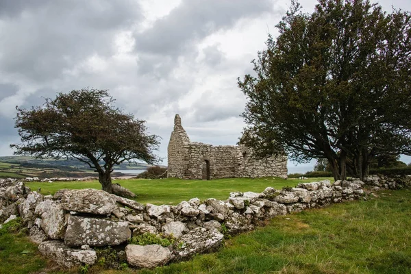 Cape Lligwy, una capilla en ruinas en Anglesey, Gales, Reino Unido —  Fotos de Stock