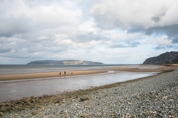 A beach in North Wales with many rocks and pebbles on it — Stock Photo, Image