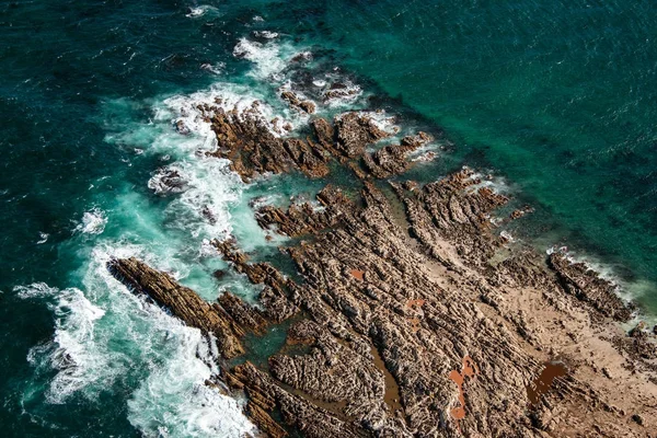 間欠泉の岩、ダイアー島 w 横にある小さな島の航空写真 — ストック写真