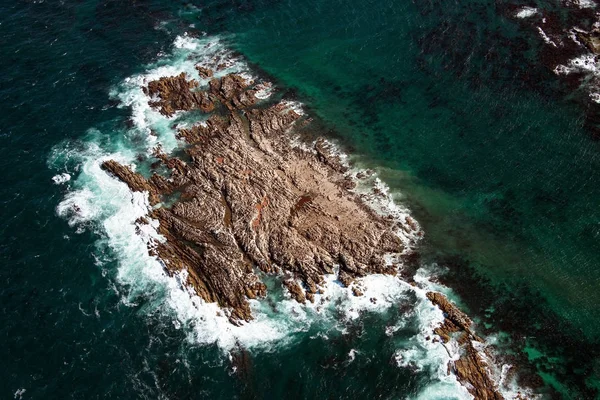 Luftaufnahme des Geysirfelsens, einer kleinen Insel neben der Färberinsel Stockfoto