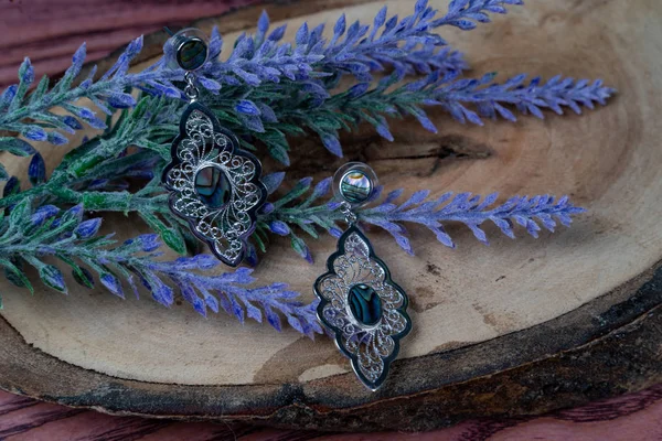 Vrouwen Oorbellen Houten Achtergrond — Stockfoto