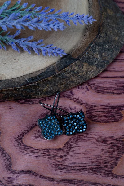 Frauen Ohrringe Mit Blauen Diamanten Auf Holzhintergrund — Stockfoto